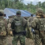 Agentes da Polícia Federal em operação contra invasão de terras públicas e desmatamento ilegal no Acre.