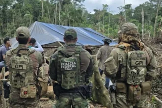 Agentes da Polícia Federal em operação contra invasão de terras públicas e desmatamento ilegal no Acre.