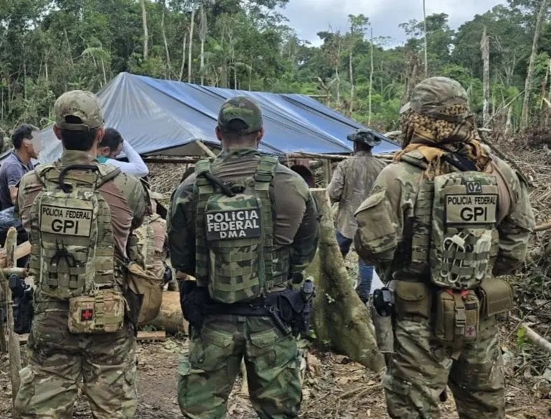 Agentes da Polícia Federal em operação contra invasão de terras públicas e desmatamento ilegal no Acre.