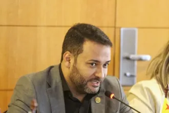 Secretário de Educação do Acre, Aberson Carvalho, nega atraso no pagamento a agricultores familiares.