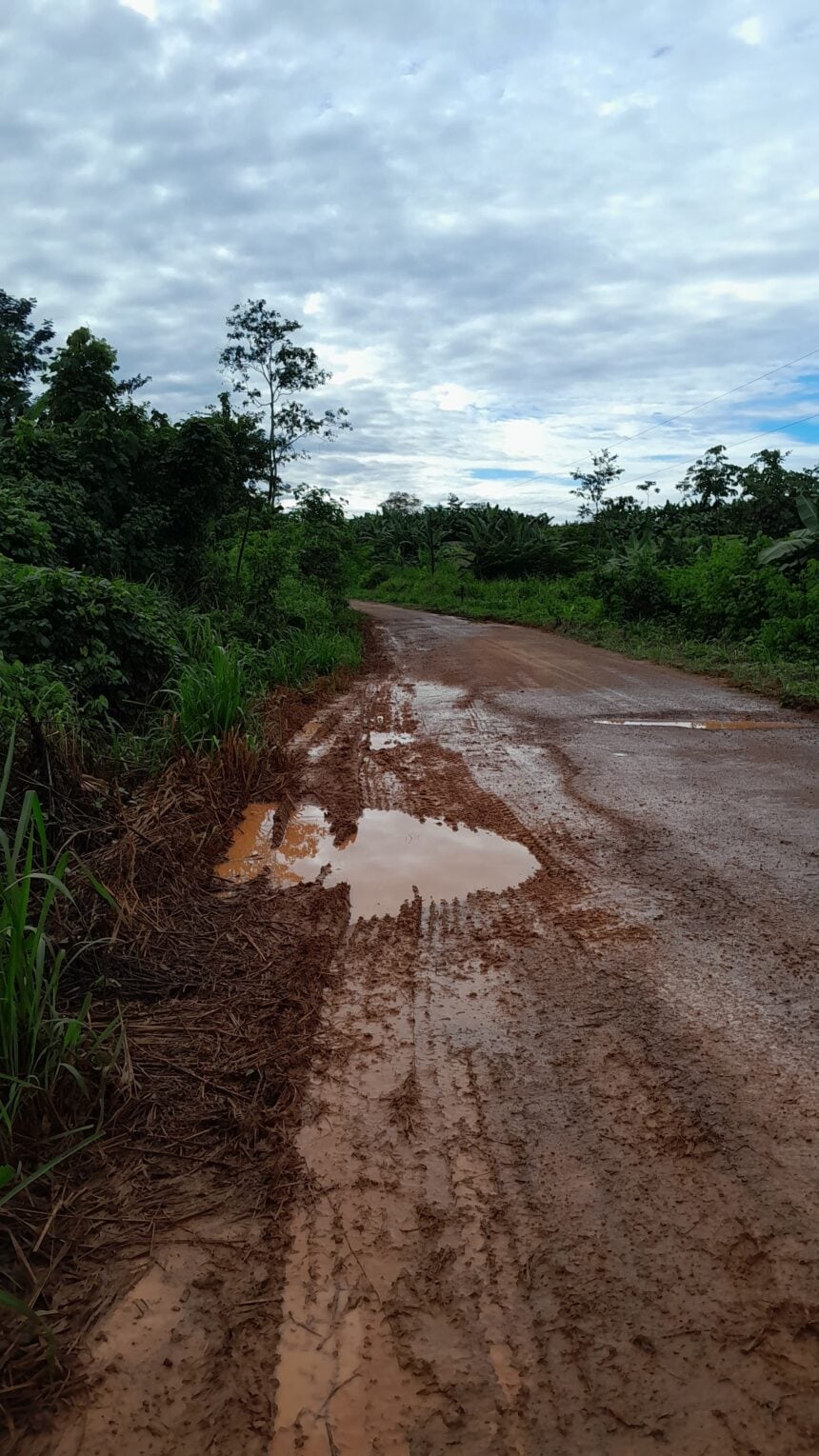 Até a direção do Ifac já indicou que pode suspender serviço de transporte de alunos porque a estrada não está oferecendo segurança. (Foto: Cedida)