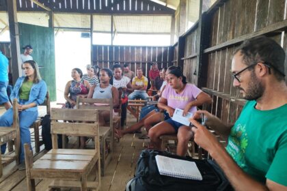 Produtores extrativistas em reunião comunitária na Reserva Chico Mendes