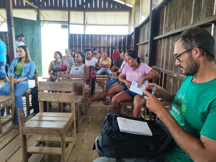 Produtores extrativistas em reunião comunitária na Reserva Chico Mendes