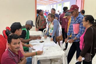 Famílias assentadas recebem atendimentos em mutirão do Incra em escola rural de Acrelândia