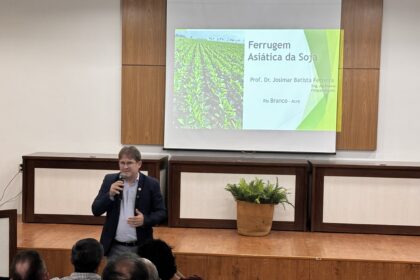 Dr. Josimar explica o que acontece com a plantação atingida. Foto: Luiz Eduardo