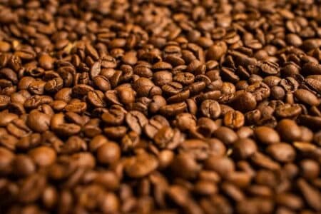 Alta do dólar sustenta preços do café no Brasil apesar de quedas no exterior